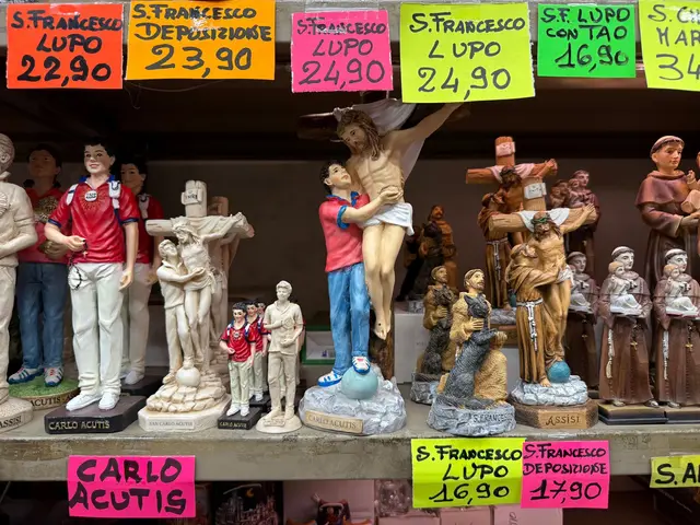 In Souvenirshops werden Tonfiguren von Franz von Assisi und Carlo Acutis verkauft.

 | Foto: Archivoto: Christoph Sator/dpa