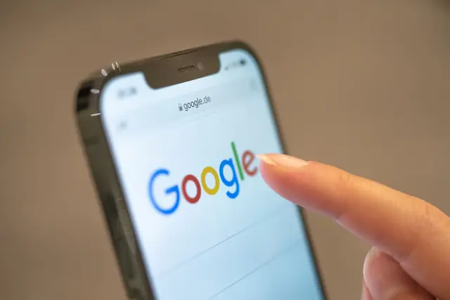 In Deutschland kam es nur kurzzeitig zu Einschränkungen bei Google. (Symbolbild) | Foto: Mohssen Assanimoghaddam/dpa