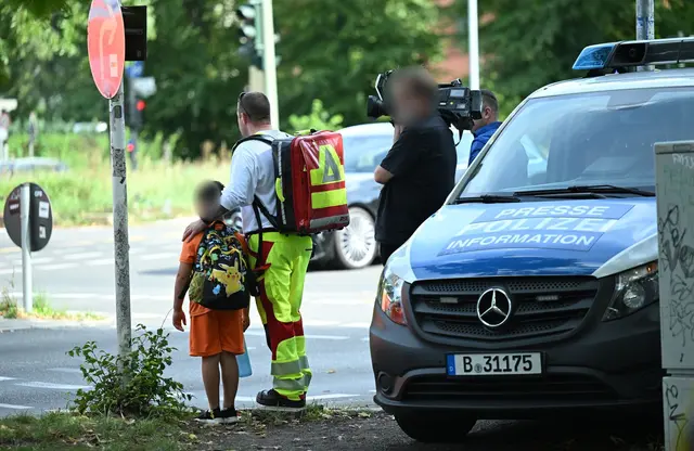 Ein Auto ist in Berlin-Wedding in eine Menschengruppe gefahren. | Foto: Annette Riedl/dpa