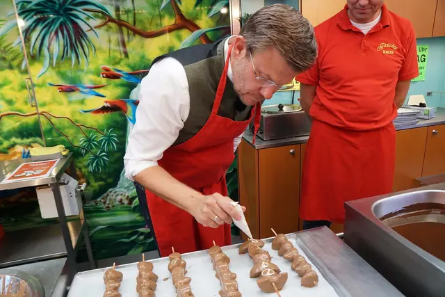 Marcus König absolvierte sein Volksfest-Praktikum und hatte sich dazu verschiedene Stände ausgesucht. | Foto: © Nürnberger Volksfest/Budig