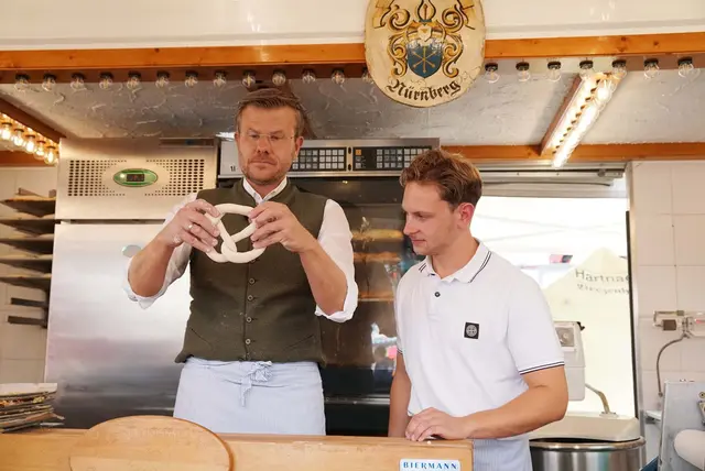 Marcus König absolvierte sein Volksfest-Praktikum und hatte sich dazu verschiedene Stände ausgesucht. | Foto: © Nürnberger Volksfest/Budig