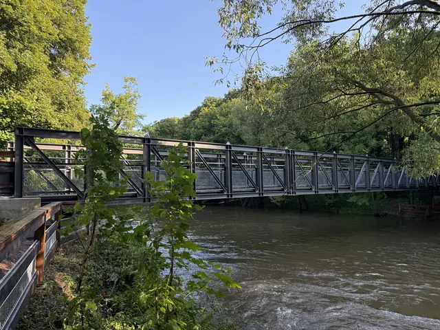 Die neue Fachwerkbrücke aus Metall überspannt die Rednitz in einem Stück – ohne zusätzliche Pfeiler im Wasser. | Foto: Stadt Nürnberg / Kathrin Lehnerer)