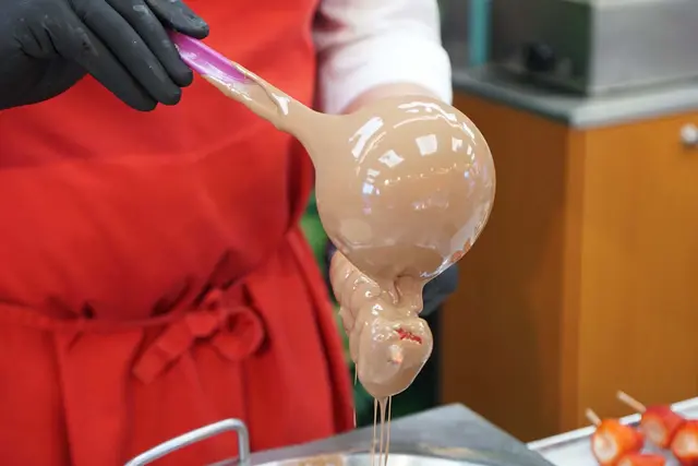 Marcus König absolvierte sein Volksfest-Praktikum und hatte sich dazu verschiedene Stände ausgesucht. | Foto: © Nürnberger Volksfest/Budig