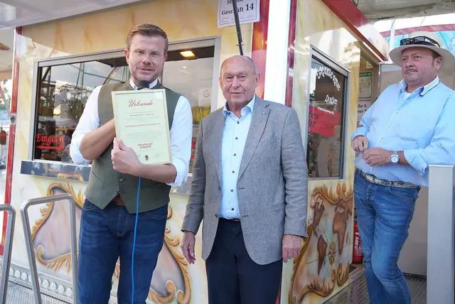 Bestanden! Marcus König absolvierte sein Volksfest-Praktikum und hatte sich dazu verschiedene Stände ausgesucht. | Foto: © Nürnberger Volksfest/Budig