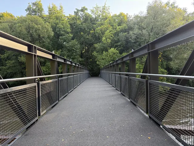 Der Belag der Brücke besteht aus widerstandsfähigen, rutschfesten Bohlen aus glasfaserverstärktem Kunststoff. | Foto: Stadt Nürnberg / Kathrin Lehnerer
