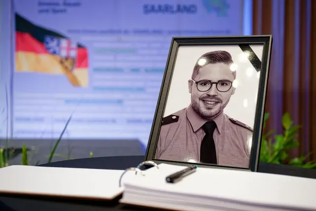 Mit einer bewegenden Gedenkfeier wurde an den getöteten Polizisten Simon Bohr erinnert.  | Foto: Uwe Anspach/dpa