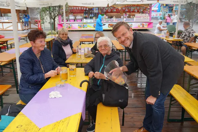 Marcus König absolvierte sein Volksfest-Praktikum und hatte sich dazu verschiedene Stände ausgesucht. | Foto: © Nürnberger Volksfest/Budig
