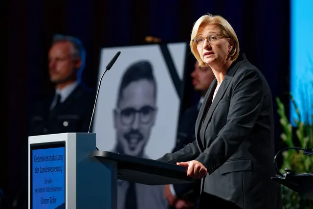 Ministerpräsidentin Anke Rehlinger. Zur Gedenkfeier waren laut Innenministerium rund 1.500 Menschen gekommen. | Foto: Uwe Anspach/dpa