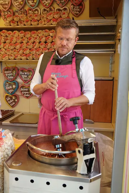 Marcus König absolvierte sein Volksfest-Praktikum und hatte sich dazu verschiedene Stände ausgesucht. | Foto: © Nürnberger Volksfest/Budig