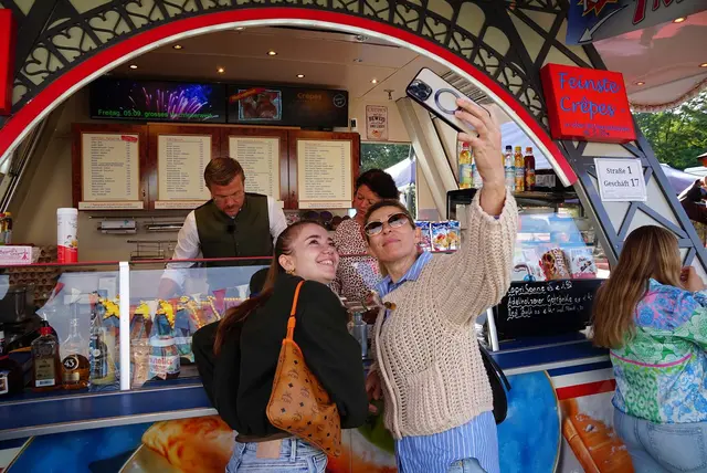 Marcus König absolvierte sein Volksfest-Praktikum und hatte sich dazu verschiedene Stände ausgesucht. | Foto: © Nürnberger Volksfest/Budig