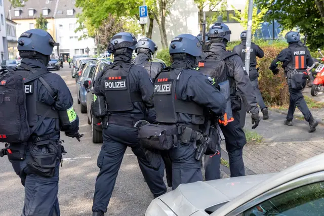 Eine Lehrerin wurde an der Schule durch eine Messerattacke schwer verletzt. | Foto: Justin Brosch/dpa