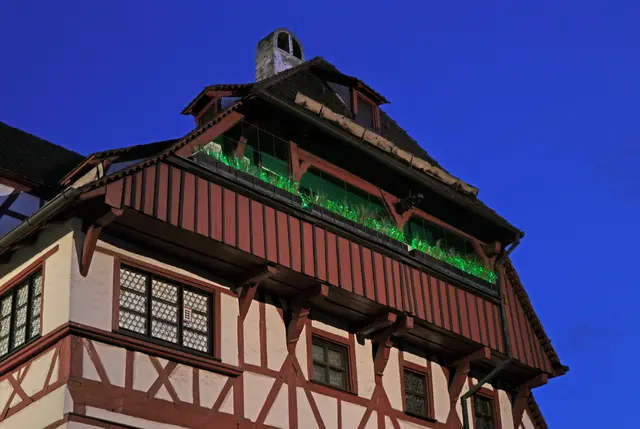 Lichtinstallation der Künstlerin Petra Krischke auf dem Balkon des Albrecht-Dürer-Hauses. | Foto: Petra Krischke