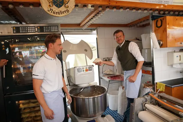 Marcus König absolvierte sein Volksfest-Praktikum und hatte sich dazu verschiedene Stände ausgesucht. | Foto: © Nürnberger Volksfest/Budig