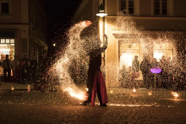 Eines der Highlights ist die abendlicht Feuershow auf dem Kugelbühlplastz.  | Foto: Guntram Rudolph