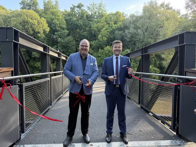 Bürgermeister Christian Vogel und Oberbürgermeister Marcus König gaben den Neuwerksteg offiziell für Fußgänger und  Radfahrer frei (v.l.). | Foto: Stadt Nürnberg / Kathrin Lehnerer