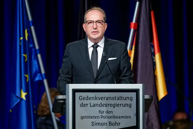 Bundesinnenminister Alexander Dobrindt sprach von einer schrecklichen Tat. | Foto: Uwe Anspach/dpa