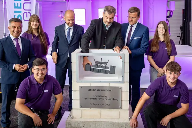 Siemens Energy gibt für die Erweiterung des Nürnberger Werks 220 Millionen Euro aus, der Freistaat fördert sie mit bis zu 20 Millionen Euro. Bei der Grundsteinlegung dabei: Bayern MInisterpräsident Dr. Markus Söder (4.v.l.) und Nürnbergs Oberbürgermeister Marcus König (3.v.l.). | Foto: Daniel Karmann/dp