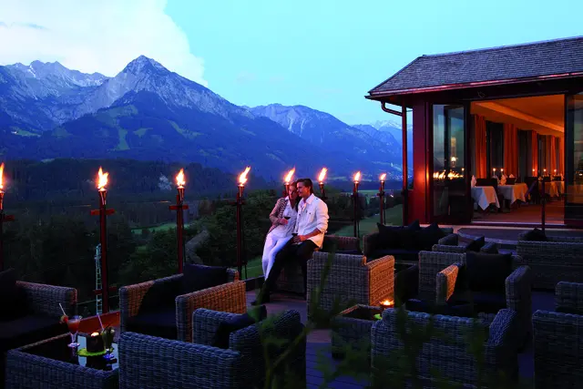 Im Fackelschein den Abend auf der Terrasse genießen. | Foto: Tanneck