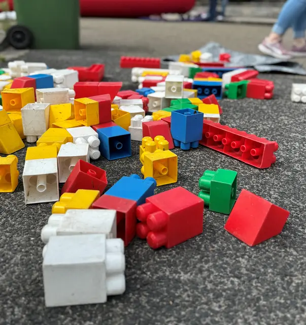 Während der temporären Spielstraße wird die Straße mit allerhand Spielsachen zu einem Spielplatz auf Zeit.  | Foto: Stadt Roth