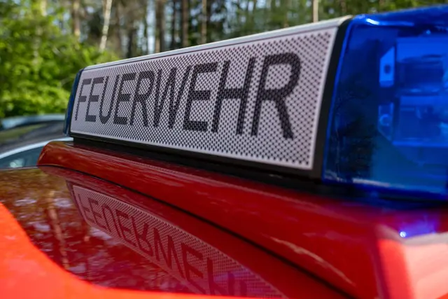 Die Feuerwehrleute sind noch im Einsatz. (Symbolbild) | Foto: Pia Bayer/dpa