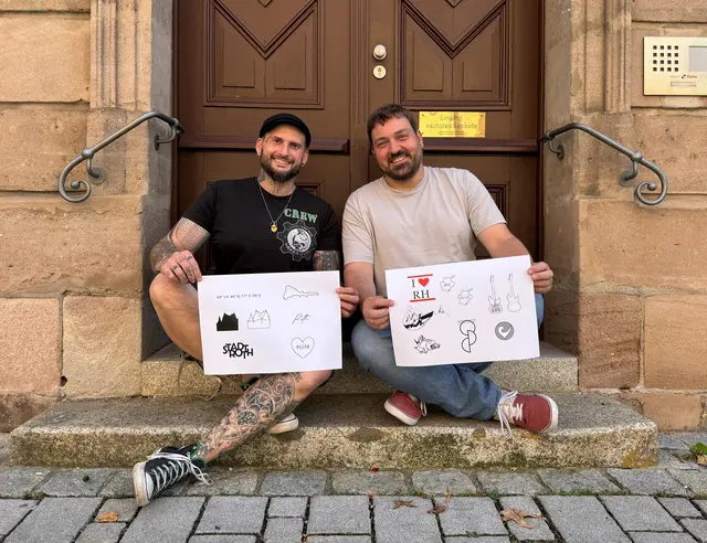 Patrick Manthey alias Bobby Mercer und Roths Stadtmarketingbeauftragte Mark Bartholl präsentieren eine Auswahl der Mini-Tattoos, die am Altstadtfest kostenlos gestochen werden können.  | Foto: Stadt Roth