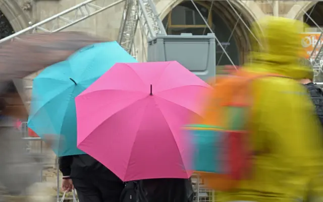 Den Regenschirm sollte man in der letzten Ferienwoche in Bayern griffbereit haben.  | Foto: Malin Wunderlich/dpa