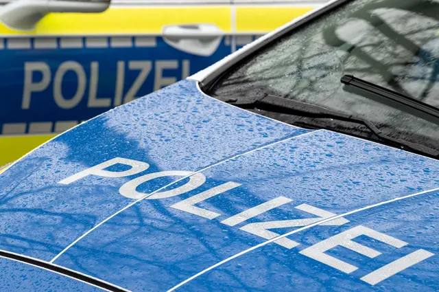 Die Ermittlungen zur Unfallursache dauerten zunächst an.  | Foto: Soeren Stache/dpa