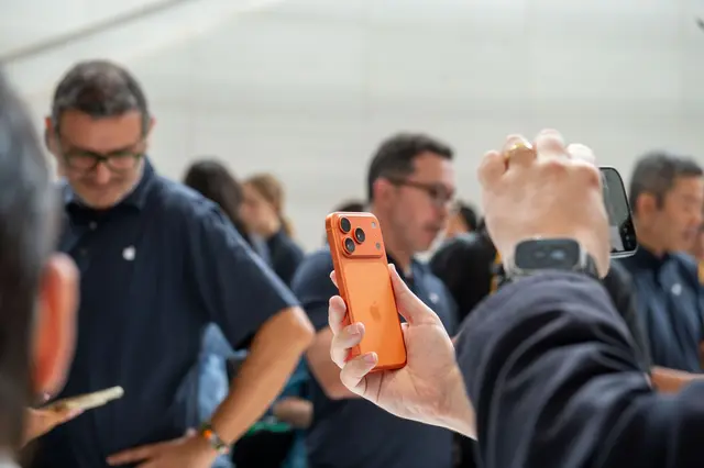 Das iPhone 17 Pro in der neuen Farbe Orange bekam besondere Aufmerksamkeit. | Foto: Andrej Sokolow/dpa