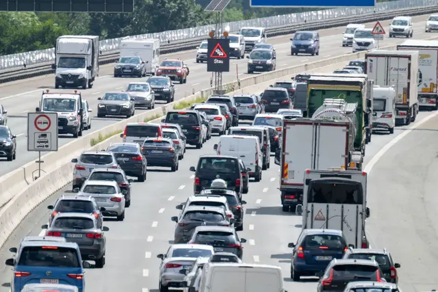 Zum Abschluss der Sommerferien erwartet der ADAC wieder volle Straßen.  | Foto: (Archivbild)Pia Bayer/dpa