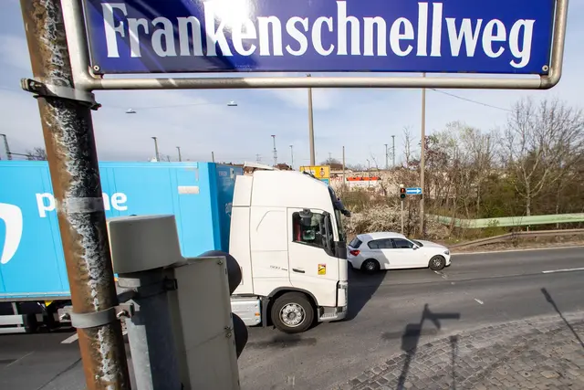 Beeinträchtigungen im Zug- und Autoverkehr: Menschen in Nürnberg brauchen Geduld.  | Foto: Daniel Karmann/dpa