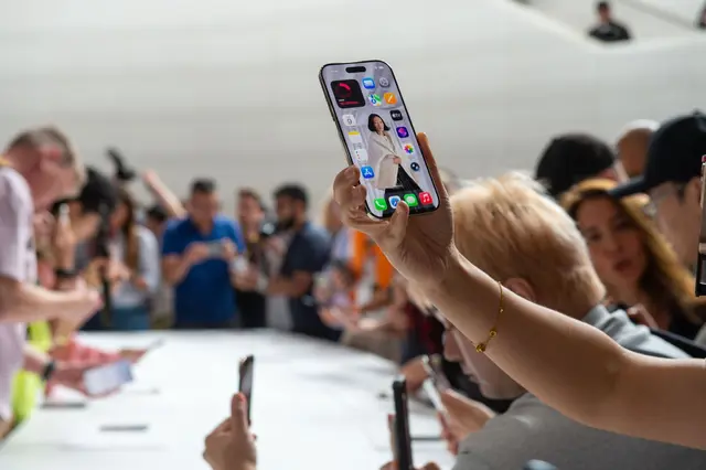 Das iPhone Air ist 5,6 Millimeter dick - und damit das bisher dünnste Apple-Handy. | Foto: Andrej Sokolow/dpa