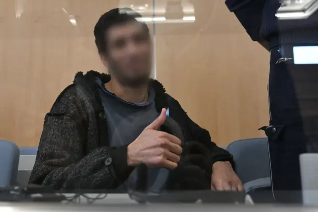 Issa al Hasan hatte bereits zu Prozessbeginn gestanden, den Messerangriff begangen zu haben. | Foto: Federico Gambarini/dpa