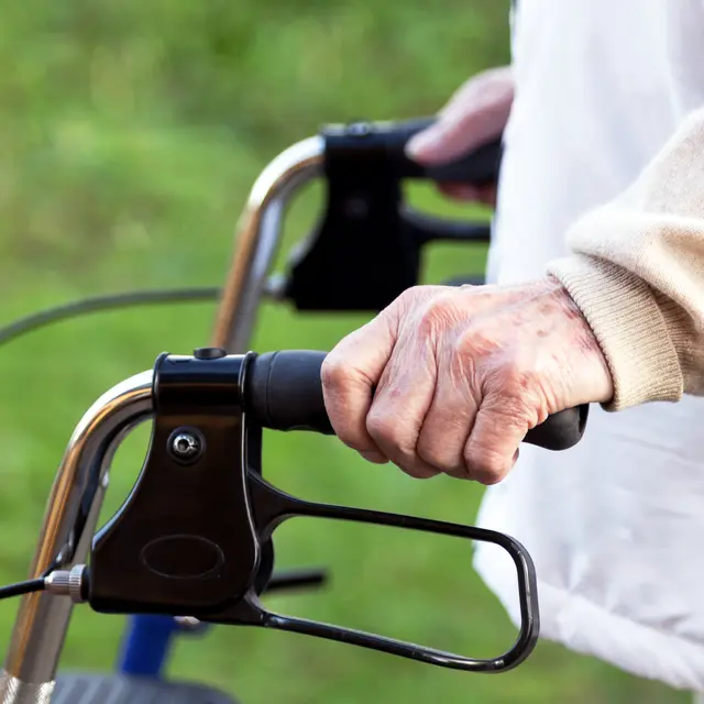 Mobil mit Stil - Mehr Sicherheit mit dem Rollator. | Foto: stock.adobe.com/ Gabriele Rohde