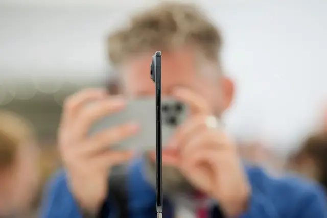 Praktisch die gesamte Elektronik wurde beim iPhone Air in die Kamera-Wölbung gequetscht. Den restlichen Platz hinter dem Display füllt die Batterie aus. | Foto: Godofredo A. Vásquez/AP/dpa