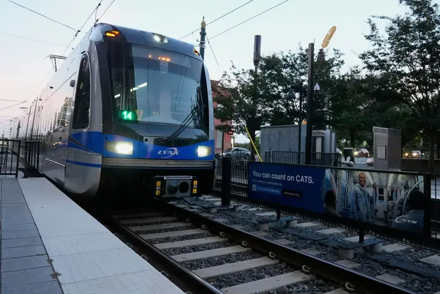 In einer Stadtbahn in den USA kam es zu einem tödlichen Angriff auf eine junge Frau. (Symbolbild) | Foto: Erik Verduzco/AP/dpa