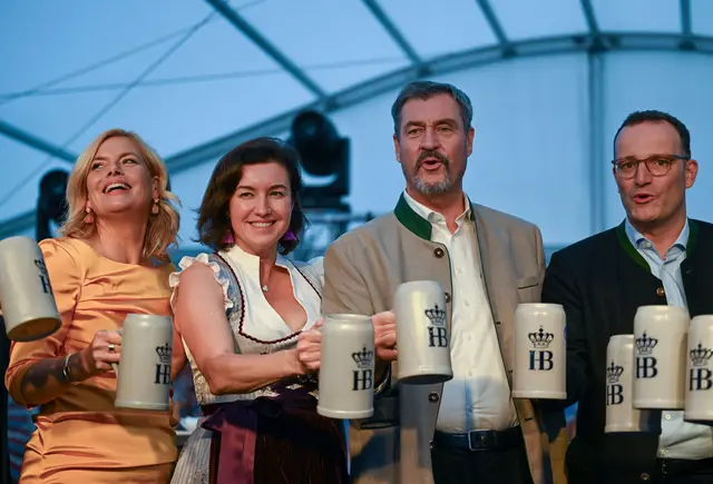 Die ersten Maßkrüge mit frisch gezapftem Oktoberfestbier gingen an die politische Prominenz. | Foto: Soeren Stache/dpa