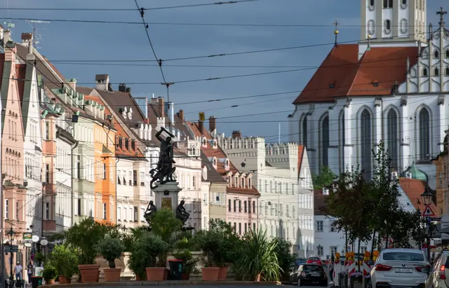 Die Maximilianstraße ist die bekannteste Feiermeile Augsburgs. Hier soll es zu einer homophoben Gewalttat gekommen sein.  | Foto: Stefan Puchner/dpa