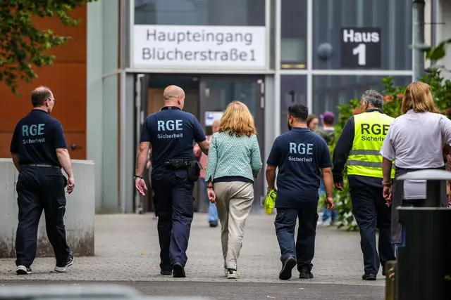 Gegen den festgenommenen 17-Jährigen gibt es nach dem Angriff in einem Berufskolleg noch weitere Verdachtspunkte.  | Foto: Christoph Reichwein/dpa