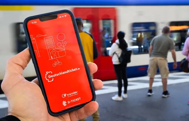 Wer trägt die absehbaren Kostensteigerungen beim Deutschlandticket - Bund oder Länder? Bisher ist noch keine Lösung absehbar.  | Foto: Julian Stratenschulte/dpa