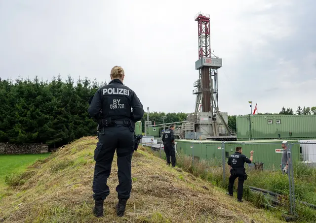 Immer wieder störten Proteste von Umweltschützern und Anwohnern die Gasbohrung - dennoch kommt das Projekt immer weiter voran. (Archivbild) | Foto: Stefan Puchner/dpa
