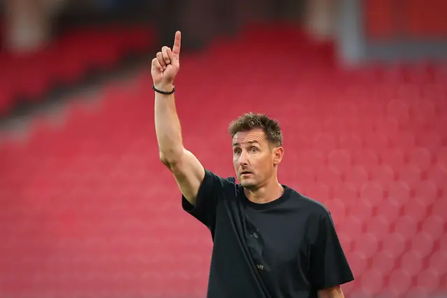 Miroslav Klose weist die Richtung: Aufwärtsgehen muss es mit dem Club.  | Foto: Daniel Karmann/dpa