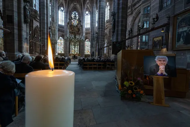 Die Trauerfeier fand in der Nürnberger Lorenzkirche statt. | Foto: Pia Bayer/dpa