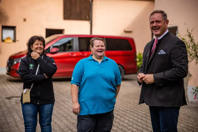 Auf dem Hof von Heike Vogel in Deberndorf: Kreisbäuerin Bettina Hechtel (links) und Landrat Bernd Obst (rechts). Heike Vogel ist seit 20 Jahren Dorfhelferin im Landkreis Fürth – und das mit leidenschaftlichem Einsatz. | Foto: Landkreis Fürth
