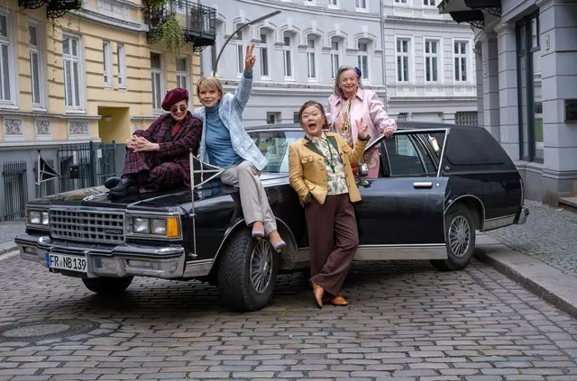 Gut gelaunt und mit einer Mission: Katharina Thalbach, Uschi Glas, Soogi Kang und Ursula Werner als Rentnerinnen-Quartett. | Foto: Manju Sawhney/SWR/wüste medien/dpa