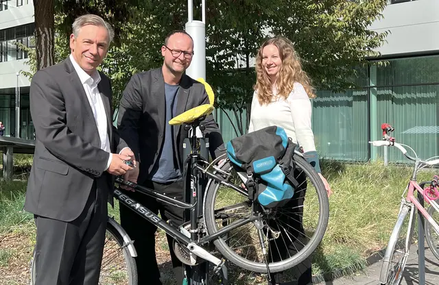 Landrat Alexander Tritthart, Radverkehrsbeauftragter Michael Förster und Klimaschutzmanagerin Luisa Pscherer bei der Inbetriebnahme der neuen Fahrrad-Reparaturstation (v.l.n.r.). | Foto: Landratsamt ERH/Ramona Roth