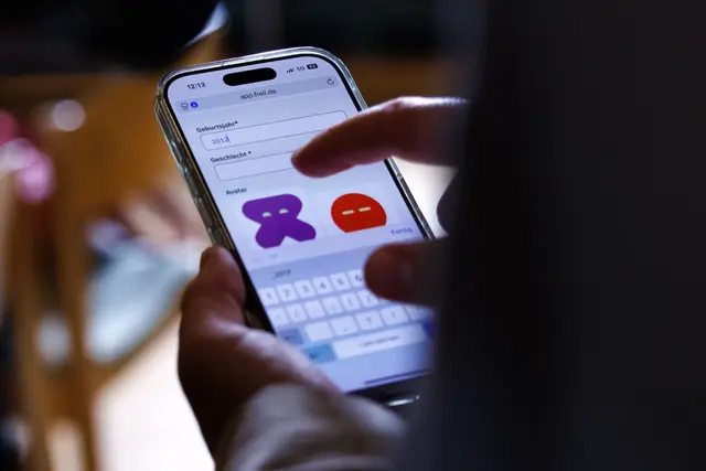 Im Schnitt verbringen 15-Jährige in Deutschland laut OECD fast sieben Stunden täglich an diversen Bildschirmen (Archivbild).
 | Foto: Carsten Koall/dpa