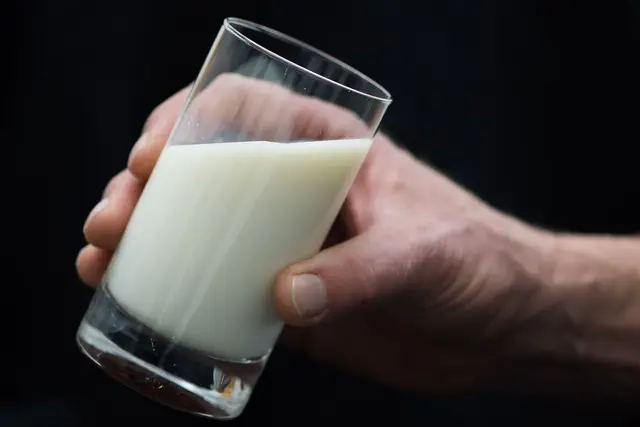 Gesundheitsgefährdende Stoffe sind in einer Milch entdeckt worden. (Symbolbild) | Foto: Lukas Schulze/dpa