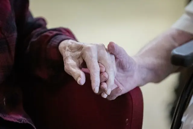 2050 könnten rund 153 Millionen Menschen mit Demenz leben. Zurückzuführen sei das vor allem auf Wachstum und Alterung der Bevölkerung. | Foto: Christoph Soeder/dpa