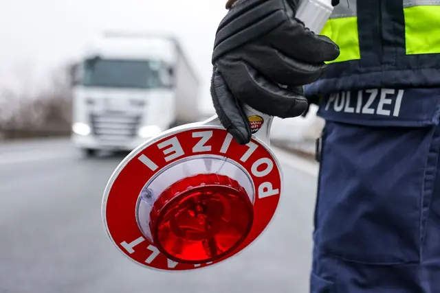Die Polizei zieht den Lastwagen aus dem Verkehr. (Symbolbild) | Foto: Jan Woitas/dpa