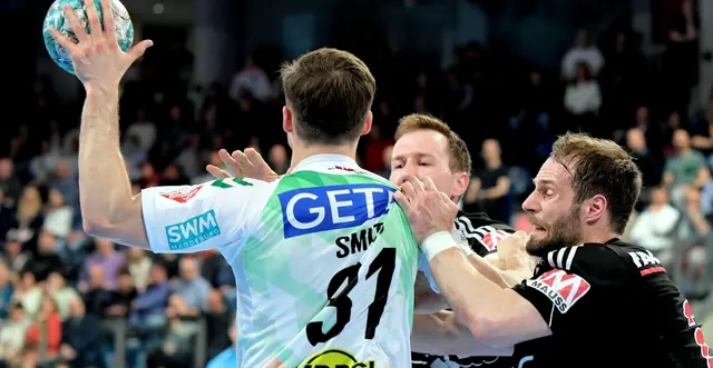 Auf dem #JockiFoto sieht man in einer Spielszene Nico Büdel und Niko Link (v. r.) bei der Abwehr aus einem älteren Spiel des HC Erlangen gegen den SC Magdeburg 